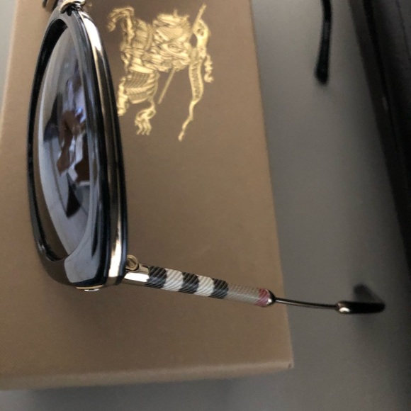 Burberry sunglasses - Picture 5 of 8